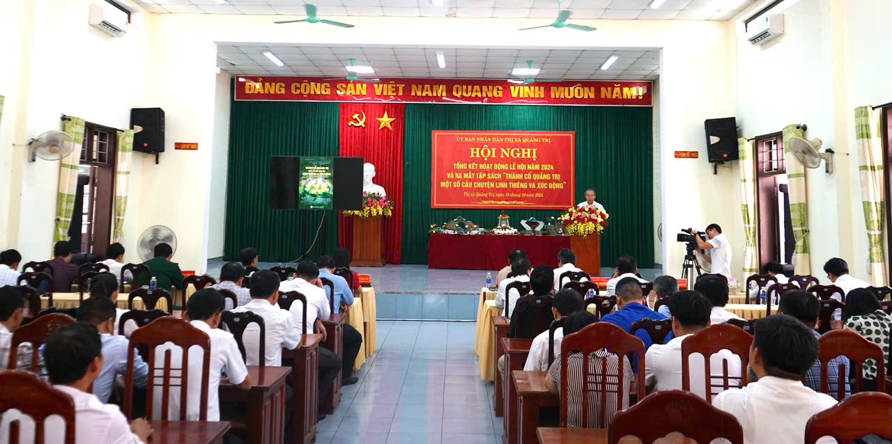 Quang cảnh buổi lễ ra mắt s&aacute;ch - Ảnh: C.N